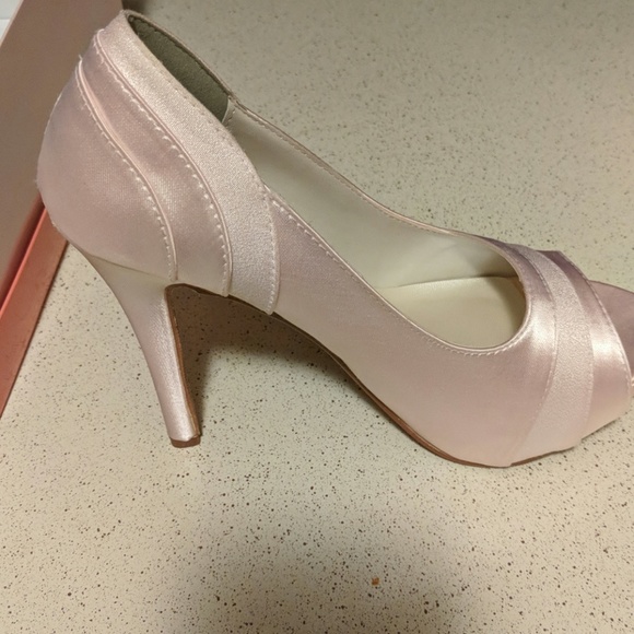 Light pink pump heals - Picture 2 of 3
